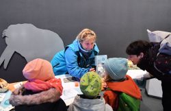 Währenddessen nutzten viele Kinder den freien Eintritt und machten sich an den Wissensstationen im Polarium über das Leben der Eisbären schlau. An der Station von Zoomitarbeiterin Frauke Herger ging es um den feinen Spürsinn der Könige der Arktis.