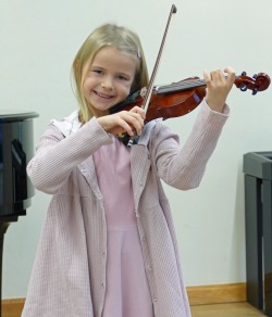 Carlotta Gelke lernt im Konservatorium mit viel Freude und Fleiß Violine. 