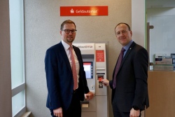 Inbetriebnahme eines Geldautomats der OSPA Rostock durch Karsten Pannwitt, Vorstand OSPA, und Steffen Vollrath, Verwaltungsdirektor Klinikum Südstadt Rostock