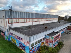 Die besprühte Halle im Gerüstbauerring in Groß Klein ist derzeit befristet legal.