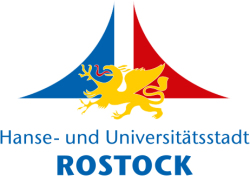 Greif vor blauem und rotem Segel darunter der Schriftzug: Hanse- und Universitätsstadt Rostock