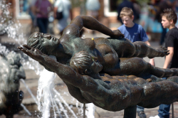 Bronzefigur vom Brunnen der Lebensfreude am Uniplatz