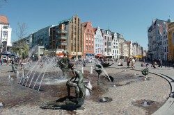 Brunnen der Lebensfreude, im Hintergrund die Kröpeliner Straße