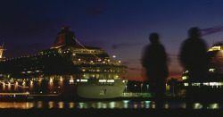 Kreuzfahrtschiff nachts am Passagierkai