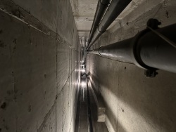 Innenansicht der Vorpommernbrücke: In den Rohren befinden sich die Seile, die zur Verstärkung der Brücke in den 1990er-Jahren verbaut wurden. 