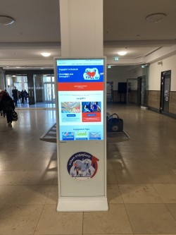 Bildschirm im Foyer des Hallenschwimmbads Neptun