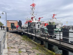 Der sanierte und modernisierte Liegeplatz 23 im Alten Strom sowie das neue Betriebsgebäude für den Seenotrettungskreuzer ARKONA der Deutschen Gesellschaft zur Rettung Schiffbrüchiger (DGzRS) wurden offiziell in Betrieb genommen.