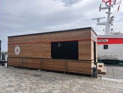 Der sanierte und modernisierte Liegeplatz 23 im Alten Strom sowie das neue Betriebsgebäude für den Seenotrettungskreuzer ARKONA der Deutschen Gesellschaft zur Rettung Schiffbrüchiger (DGzRS) wurden offiziell in Betrieb genommen.