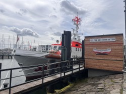 Der sanierte und modernisierte Liegeplatz 23 im Alten Strom sowie das neue Betriebsgebäude für den Seenotrettungskreuzer ARKONA der Deutschen Gesellschaft zur Rettung Schiffbrüchiger (DGzRS) wurden offiziell in Betrieb genommen.