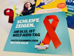 "Schleife zeigen" am Welt-Aids-Tag.