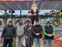 Oberbürgermeisterin Eva-Maria Kröger mit Schaustellern beim „Tag der Begegnungen“ am 25. November 2025 auf dem Rostocker Weihnachtsmarkt.