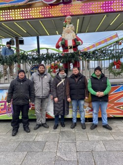Oberbürgermeisterin Eva-Maria Kröger mit Schaustellern beim „Tag der Begegnungen“ am 25. November 2025 auf dem Rostocker Weihnachtsmarkt.