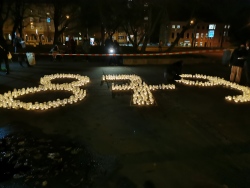 879 Lichter für Betroffene von häuslicher, sexualisierter und psychischer Gewalt.