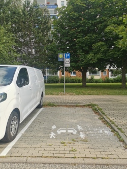 Zu sehen ist der Carsharing-Stellplatz am Mobilpunkt Schmarl Zentrum.