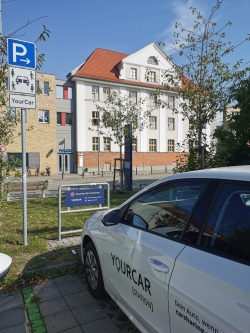 Zu sehen ist der Carsharing-Stellplatz am Mobilpunkt Ulmenstraße/Polizei.