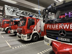 Feuewehrfahrzeuge in der Fahzeughalle der Feuerwache 3 in Dierkow.