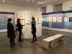 Katja Rudl-Wiechmann führt Besucherinnen und Besucher durch die Ausstellung im Kulturhistorischen Museum Rostock.