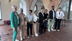 Mitglieder des 4. Migratenrates werden von Oberbürgermeisterin Eva-Maria Kröger und Jutta Reinders, 1. Stellvertreterin des Bürgerschaftspräsidenten, beglückwünscht.