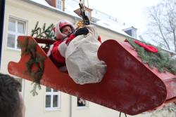 Der Nikolaus schwebt mit seinem Schlitten über den Hof der Rostocker Kinder- und Jugendklinik und bringt einen Sack voller Geschenke mit. 