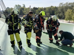 Rostocker Feuerwehr testet Einsatzunterstützungssysteme zur Gefahrenbekämpfung an Bord von Seeschiffen.