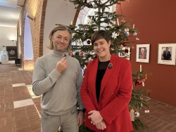 Oberbürgermeisterin Eva-Maria Kröger und Bürgerschaftspräsident Dr. Heinrich Prophet lassen das Jahr 2025 gemeinsam ausklingen und senden gemeinsame Grüße aus dem Rathaus.