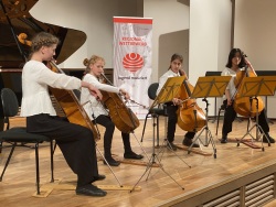 Das Quartett Violoncello vom Konservatorium Rostock bietet Kammermusik für Streichinstrumente, hier mit Leonore Lang, Sophia Seiberling, Roderich Wittenburg und Eunsu Kang (v.l.). 
