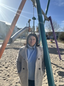 Cindy Mardini, Sadtteilmanagerin von Toitenwinkel, auf dem neuen Dschungelspielplatz