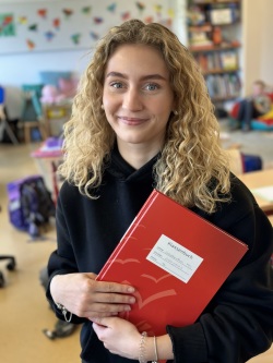 Mia Höfer leistet derzeit einen Bundesfreiwilligendienst an der Paul Friedrich Scheel Schule in Rostock. 