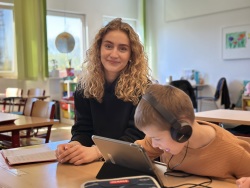 Mia Höfer leistet derzeit einen Bundesfreiwilligendienst an der Paul Friedrich Scheel Schule in Rostock. 