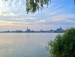 Blick vom Gehlsdorfer Ufer auf die Stadtsilhouette von Rostock