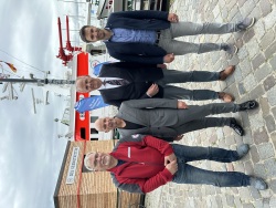 An der Einweihung des Liegeplatzes und Funktionsgebäudes der DGzRS nahmen Mario Lange, Vormann der ARKONA, Hafensenator Dr. Chris von Wrycz Rekowski, DGzRS-Geschäftsführer Nicolaus Stadeler und Rostocks Hafenkapitän Falk Zachau teil.