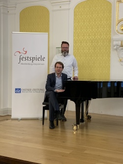 Oberbürgermeister Claus Ruhe Madsen und Dr. Markus Fein, Intendant der Festspiele Mecklenburg-Vorpommern, haben heute in Rostock die Konzert-Highlights des Jahres in der Hanse- und Universitätsstadt vorgestellt.