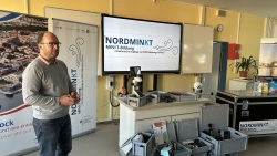 Senator Steffen Bockhahn bei der Übergabe der NORDMINKT-Technikkoffer an das Erasmus-Gamnasium.