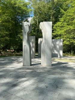 Kunstwerk „Zwei Stehende“ von Julia Hansen Kunstwerk „Zwei Stehende“ von Julia Hansen