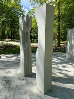Kunstwerk „Zwei Stehende“ von Julia Hansen Kunstwerk „Zwei Stehende“ von Julia Hansen