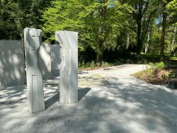Kunstwerk „Zwei Stehende“ von Julia Hansen