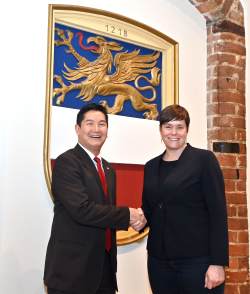 US-Generalkonsul Jason Chue und Oberbürgermeisterin Eva-Maria Kröger.