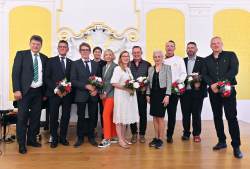 Preisträgerinnen und Preisträger der Unternehmer*innenehrung 2022 am 8. Juni 2023 im Festsaal des Rathauses.