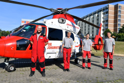 Rettungshubschrauber mit Besatzung auf dem Landeplatz vor dem Südstadtklinikum Rostock