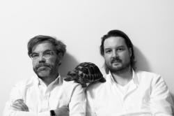 David Wagner und Ingo van Aaren mit Schildkröte