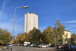 Der Wasserturm im Rostocker Bahnhofsviertel ist von schützenden Planen umhüllt. Die Sanierung des Denkmals soll voraussichtlich bis Ende 2024 abgeschlossen sein.