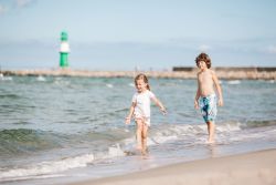 Beim Thalasso Kindertag können die kleinsten Gäste und Einwohner von Rostock nicht nur ordentlich toben, sondern auch spielerisch etwas über den richtigen Umgang mit Wellen und Strömung lernen.