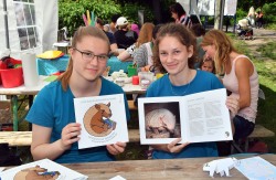 Hanna Hecht (li.) und Anna-Lena Stolzmann vom Zoojuniorteam waren mit ihrem neuen Zooführer gefragte Gesprächspartner am Kindertag im Zoo.