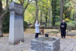 Landesrabbiner Yuriy Kadnykov (r.) und der Vorsitzende der Jüdischen Gemeinde Rostock Juri Rosov (l.) sprechen zu den Anwesenden auf dem Jüdischen Friedhof im Lindenpark. Landesrabbiner Yuriy Kadnykov (r.) und der Vorsitzende der Jüdischen Gemeinde Rostock Juri Rosov (l.) sprechen zu den Anwesenden auf dem Jüdischen Friedhof im Lindenpark.