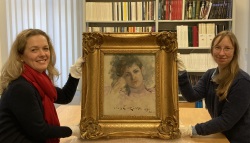 Diplomrestauratorin Svea-Kristin Köhler (r.) und Vorstandsmitglied der Lovis Corinth Gesellschaft e.V. Madlen Kroh präsentieren das neu verglaste Gemälde.