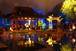 beleuchteter Chinesischer Pavillon im IGA Park