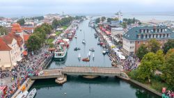 Zur traditionellen Brückendrehung versammeln sich viele Menschen in Warnemünde.