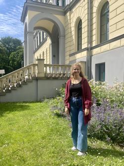 Bundesfreiwilligendienstleisterin Luisa Fritzsche vor dem "Haus der Musik". Bundesfreiwilligendienstleisterin Luisa Fritzsche vor dem "Haus der Musik".