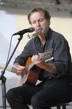 Roland Berens verbindet poetische Texte mit kraftvollem Rhythm & Blues - live am 3. August im Kurhausgarten Warnemünde.