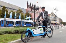 Oberbürgermeister Claus Ruhe Madsen auf dem Fahrrad.